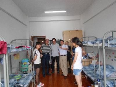 院领导们视察实习生宿舍，了解同学们的住宿及实习情况